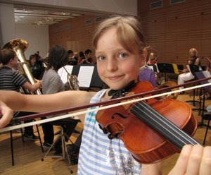 
Kim Winter aus dem Peniger Ortsteil Thierbach stellt w�hrend der Ferienakademie "Musik und Medien" auf Schloss Colditz ihr K�nnen unter Beweis.
