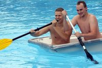 Daniel Oelschl�gel (l.) und Florian H�hnel von der Wasserballmannschaft SV 04 sind die Sieger des Badewannenrennens im Niclaser Bad.  