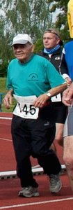 
Horst Feiler ist 89 Jahre alt. Er lief in 24 Stunden 86,4 Kilometer.
