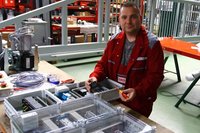 Andr� Hiemann montiert bei der Zabag in Gr�nhainichen die SPS-Steuerung f�r ein Dreh-Fl�geltor. 