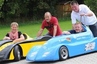 Heike und Thomas Seidler und Marco und Stefan Hecht mit ihren Kisten vor der Abreise nach Frankreich.