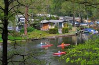 Au�erhalb der Ferien dominieren Dauercamper auf dem idyllisch gelegenen Platz in Lauenhain an der Talsperre Kriebstein. Die nach der Wende geschaffene Anlage war 2011 zu rund 70 Prozent ausgelastet. Ohne die 85 Dauerstellpl�tze s�he die Bilanz deutlich tr�ber aus. 