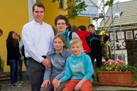 In ihrer Heimatstadt Scheibenberg wurden Marcel und Frauke K�mpfe mit ihren Kindern Salom� und Silas bei einem Aussegnungsgottesdienst verabschiedet. Das Bild entstand vor der St.-Johannis-Kirche.