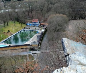 Blick vom Hirschstein hinunter auf das Mylauer Bad