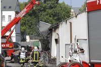 Beim Brand in diesem M�bellager starb am Sonntag ein 41-j�hriger Feuerwehrmann.