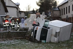 Auf einer vereisten Stra�e in Lichtenau ist am Montag ein Lkw ins Rutschen geraten und hat einen Zaun durchbrochen.