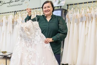 Lieber ohne Mann: Freibergerin gibt vier Tipps für das perfekte Brautkleid - Ein Curvy-Prinzessinnenkleid hält Susann Buschmann von der Hochzeitsboutique „Schwester der Braut“ in Freiberg in den Händen.