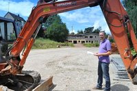Thomas Dietrich, der mit seinem Bruder Jens das Oelsnitzer Planungsb�ro Dietrich betreibt, bei der Baustellenbegehung f�r den Neubau des Einkaufszentrums "Altstadt-Arkaden" in Stollberg. 