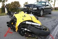 Zwischen Eibenstock und Wildenthal auf der Staatsstra�e 275 war am Sonntagnachmittag ein 42-j�hriger Motorradfahrer in einer Kurve auf die Gegenfahrbahn geraten und frontal mit einem BMW zusammengesto�en