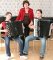 Anna-Katharina Schau, Lehrerin Traude Hepfner und Andrea L�bl (von links) von der Fl�haer Musikschule.