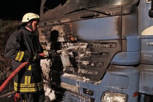 Die Marienberger Feuerwehr musste in der Nacht zum Montag einen LKW-Brand auf der B174 löschen.