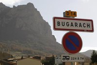 Die Apokalypse soll ohne Bugarach stattfinden. Das franz�sische Dorf will Weltuntergangspropheten abhalten. Polizisten sollen die Gegend sichern. Noch herrscht Ruhe. 