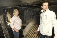 Eike Neubert mit ihrem Sohn Patrick im Keller des Aufgangs Usti nad Labem 239. Eike Neuberts Wohnung befindet sich direkt �ber dem ausgebrannten Kellerbereich. Sie plant nun, aus der Wohnung auszuziehen. 