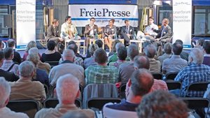 Etwa 170 Chemnitzer haben die Podiumsdiskussion zum Thema Verkehrsplanung in der Stra�enbahn-Werkstatt der CVAG verfolgt. 