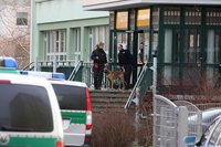 Nach einer Bombendrohung durchsuchten Polizisten am Dienstag mit Sp�rhunden das Schulgeb�ude in Hohenstein-Ernstthal.
