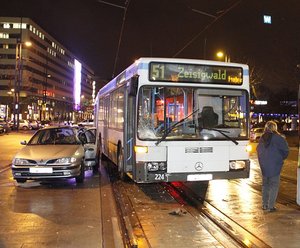 Beim Zusammensto� eines Busses mit einem Renault auf der Stra�e der Nationen ist am Dienstagabend in Chemnitz eine 22-J�hrige verletzt worden.