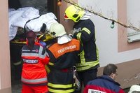 Beim Einsturz eines Balkons sind am Mittwoch in Annaberg-Buchholz zwei Menschen schwer verletzt worden. 