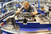 Beim Werkzeughersteller Aweba ist der Umsatz gegen�ber dem Krisenjahr 2009 wie bei vielen Unternehmen im Erzgebirge kr�ftig gewachsen. Im Bild: Werkzeugmacher Micha Ro�ner bei der Arbeit an einem Umformwerkzeug f�r einen namhaften Automobilhersteller.  