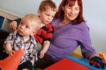  Kreative L�sungen f�r den Spagat zwischen Familie und Beruf: Tagesmutter Brigitte Trofenik bietet jungen Eltern an, sich einen Betreuungsplatz zu teilen.