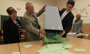 
Helmut Tobies (links) und Ronny Vogel leeren der Wahlurne im Wahllokal in der Pestalozzischule.  
