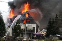 Um das Feuer in einem Einfamilienhaus in Grumbach zu l�schen, sind mehr als 40 Rettungskr�fte im Einsatz.