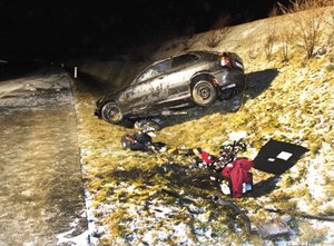 Der BMW eines 21-J�hrigen war am Dienstag auf glatter Fahrbahn ins Schleudern geraten und hatte sich mehrfach �berschlagen.