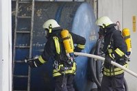Die Feuerwehren aus Ottendorf und Oberlichtenau mussten eine Stichflamme l�schen, die bei einer Verpuffung in der Ottendorfer Recyclingfirma Redesta entstanden war. Drei Mitarbeiter erlitten schwere Brandverletzungen.Foto: Haertelpress