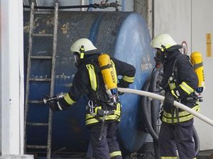
Die Feuerwehren aus Ottendorf und Oberlichtenau mussten eine Stichflamme l�schen, die bei einer Verpuffung in der Ottendorfer Recyclingfirma Redesta entstanden war. Drei Mitarbeiter erlitten schwere Brandverletzungen.Foto: Haertelpress
