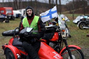 Timo Gr�nberg h�lt sowohl beim Hohenfichter Motorradtreffen als auch beim Augustusburger in der kommenden Woche die finnische Fahne hoch. Er ist der Winterbiker, der die weiteste Anreise auf sich nahm, �ber 4400 Kilometer quer durch Europa.   