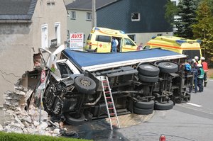 Gefahrguttransporter verunglückt - ein Toter Gefahrguttransporter verunglückt - ein Toter