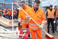 Im Fr�hjahr packte Ordnungsb�rgermeister Miko Runkel (Mitte) mit rund 150 weiteren Chemnitzern beim �ffentlichen Fr�hjahrsputz mit an. Nun soll in Chemnitz der Vollzugsdienst aufgestockt werden, der auf die Einhaltung von Ordnung und Sauberkeit achtet.