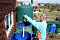 Klaus Gerngro� bereitet in der Falkensteiner Gartensparte "Einheit" die Regenwasserbeh�lter auf die Saison vor. 
