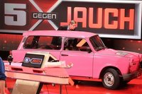 Prominente unter sich: G�nther Jauch wirft einen Blick aufs Armaturenbrett des letzten Trabant.