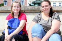 Sandra Hummel und Franziska Mildner aus Crimmitschau vor dem Start ihrer Wanderung. 
