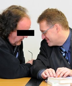 Dr�ckerk�nig im Gespr�ch mit Anwalt