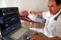 Bernhard Schmidt von der Medizinischen Hochschule Hannover misst mit einem Ultraschallger�t die Dicke und das Ausdehnungsverhalten der Halsschlagader eines Diabetes-Patienten. 