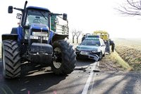 Beim Zusammensto� zwischen einem Streifenwagen und einem Trecker bei Wiederau ist am Donnerstag ein Mann leicht verletzt worden. 