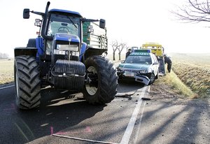 Beim Zusammensto� zwischen einem Streifenwagen und einem Trecker bei Wiederau ist am Donnerstag ein Mann leicht verletzt worden. 