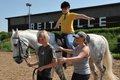 Lisa-Marie L�ffler (links) und Svenja Fritzsch vom Oelsnitzer F�rderschulzentrum nehmen regelm��ig am Therapeutischen Reiten auf der Anlage in Niederdorf teil. Dazu geh�ren das F�hren des Pferdes und �bungen auf dessen R�cken. Unterst�tzt werden sie von Azubi Elly Neubert (rechts). 