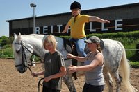 Lisa-Marie L�ffler (links) und Svenja Fritzsch vom Oelsnitzer F�rderschulzentrum nehmen regelm��ig am Therapeutischen Reiten auf der Anlage in Niederdorf teil. Dazu geh�ren das F�hren des Pferdes und �bungen auf dessen R�cken. Unterst�tzt werden sie von Azubi Elly Neubert (rechts). 