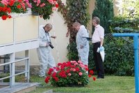 Tatort Senefelderstra�e, 30. September: Ermittler untersuchen Spuren vorm Balkon der Wohnung, in der Michael K. starb.  