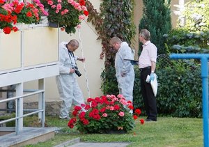 Tatort Senefelderstra�e, 30. September: Ermittler untersuchen Spuren vorm Balkon der Wohnung, in der Michael K. starb.  