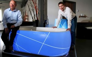 
Falko (rechts) und Gert Mauersberger haben die Badewanne neu erfunden und damit bewiesen, zu welchen Innovationen die Mauersberger Badtechnik Betriebs GmbH in Gelenau f�hig ist. Der lichtdurchl�ssige Wannenk�rper besteht vor allem aus Mineralien, die pulverisiert und mit dem Zusatz von Acryl und Bindestoffen in eine Form gegossen wurden. Mit dem Aush�ngeschild bewarb sich der Familienbetrieb um den 16. S�chsischen Innovationspreis.
