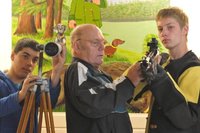 Roland Raabe erkl�rt den Brand-Erbisdorfern Mittelsch�lern Dominik Kn�bel und Kevin Engel den richtigen Umgang mit dem Luftgewehr.