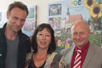 �berraschende Visite am Freitag im B�ro von OB Dieter Kie�ling. "In aller Freundschaft"-Star Bernhard Bettermann hatte mit seiner Mutter Jutta Dyrchs-Jansen die Stadt seiner Vorfahren besucht. An den OB gab's die Einladung, bei einem Dreh in der Sachsenklinik aufzutreten. Dieter Kie�ling sagte zu und lud den Schauspieler zur 800-Jahr-Feier ein. Am 6. Juli gibt Oberarzt Dr. Martin Stein in Reichenbach Autogramme.