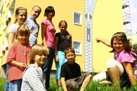 Sue-Ellen (rechts) zeigt Vivienne, Alisa, Sarah, Laura, Leonora, Dominik und der Erzieherin Nicole B�rner von der Hortgruppe der Kita "Spatzennest" den Rei�verschluss auf der neu gestaltete Fassade. 