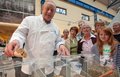 Alfons Schuhbeck stellte am Freitag im Simmel-Markt Tee aus eigener Produktion vor.