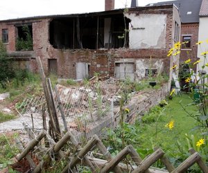 
Zumindest der Mauerrest vor der Ruine soll nun abgerissen werden. Die Wiese daneben geh�rt den vom Anblick genervten Nachbarn.  
