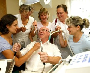 
Das genossen die Schwestern am Freitag sichtlich: Am letzten Arbeitstag der Niederwiesaer Zahnarztlegende Prof. Dr. med. habil. G�tz Methfessel f�hlten sie ihrem Noch-Chef so richtig auf den Zahn. Mit Zange, Spritze, Sauger, Bohrer und Hebel r�ckten sie ihm zu Leibe. Und waren sich einig: Es war eine tolle Zeit mit ihm. 
