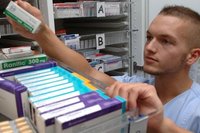 Sandro Brandt stellt Medikamente f�r die Patienten des Rochlitzer Krankenhauses zusammen. 
